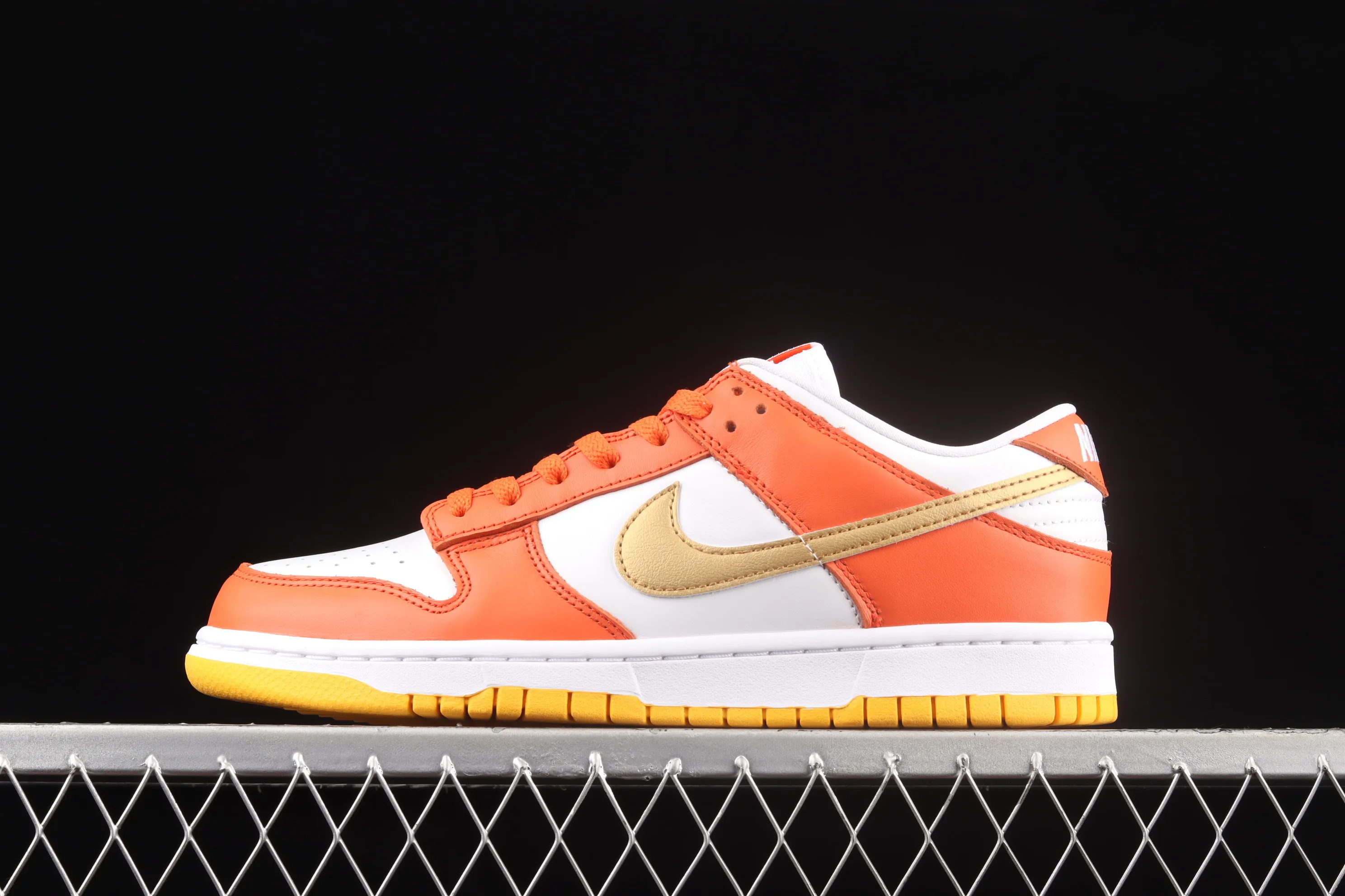 All categories Nk SB Dunk series Nk SB Dunk Low low-top sneakers J version Nk Dunk Low "Golden Orange" platinum orange SB smashed backboard fashion casual sneakers DQ4690-800
